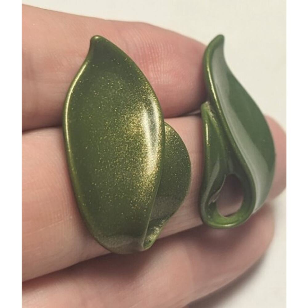 Vintage Earrings Avocado Green Swirl Leaf Huggie Elegant Shimmer Finish Retro - Picture 3 of 7